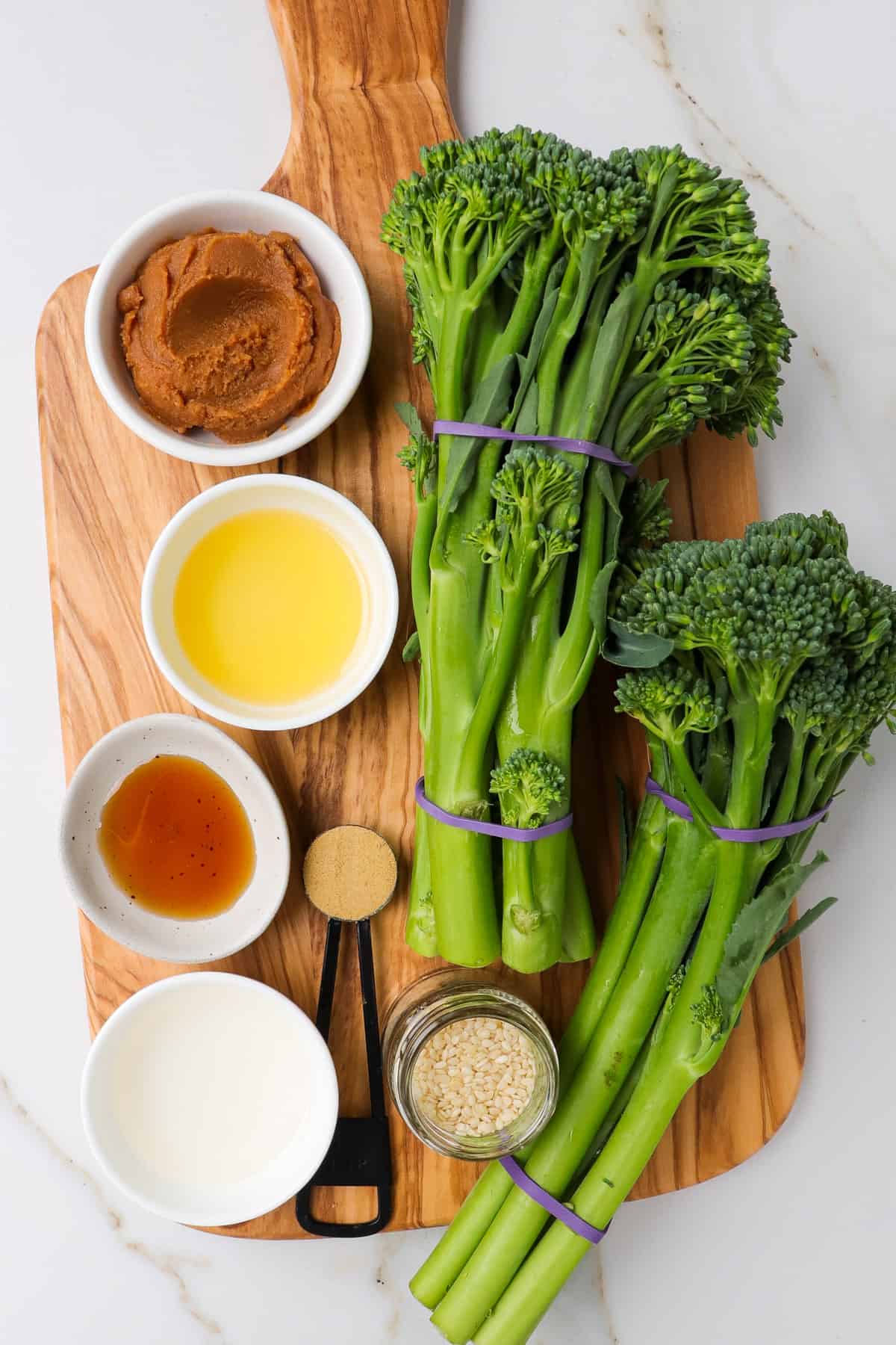 Ingredients on wooden board needed to make recipe.